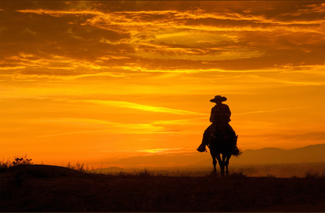 Пустыня ковбой. Клинт Иствуд уходит в закат. Уходит в закат. Дикий Запад закат. Ковбой на закате.